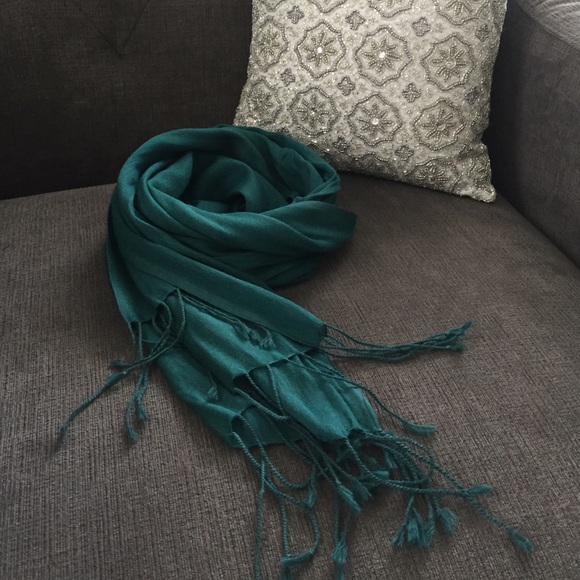 Lightweight green scarf