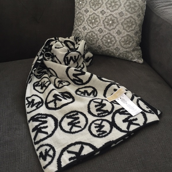 Michael Kors reversible scarf