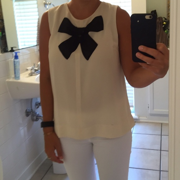 Cream top with bow - Picture 3 of 3