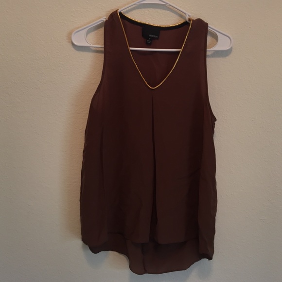 Brown top with slit in back - Picture 1 of 4
