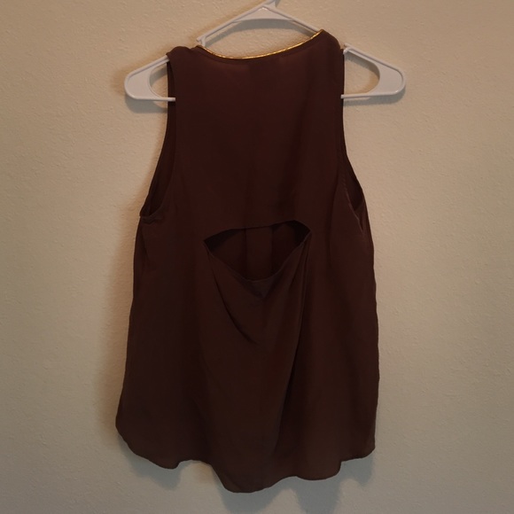 Brown top with slit in back - Picture 2 of 4
