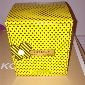Brand new Marc Jacob Honey perfume ☺️🙌🏽 I
