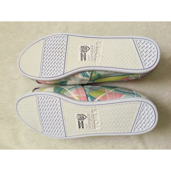 ✨HP✨ Pastel Toms - Picture 2 of 4