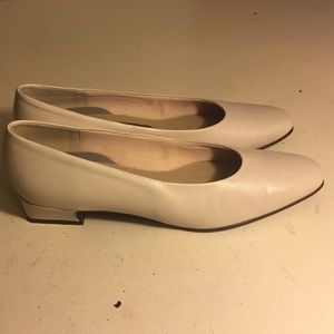Easy Spirit Shoes - Easy spirit cream anti gravity flats size 8.5 Easy Spirit Shoes - Easy spirit cream anti gravity flats size 8.5