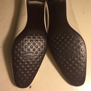 Easy Spirit Shoes - Easy spirit cream anti gravity flats size 8.5 Easy Spirit Shoes - Easy spirit cream anti gravity flats size 8.5