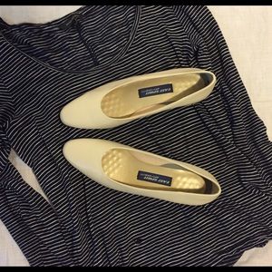 Easy Spirit Shoes - Easy spirit cream anti gravity flats size 8.5 Easy Spirit Shoes - Easy spirit cream anti gravity flats size 8.5