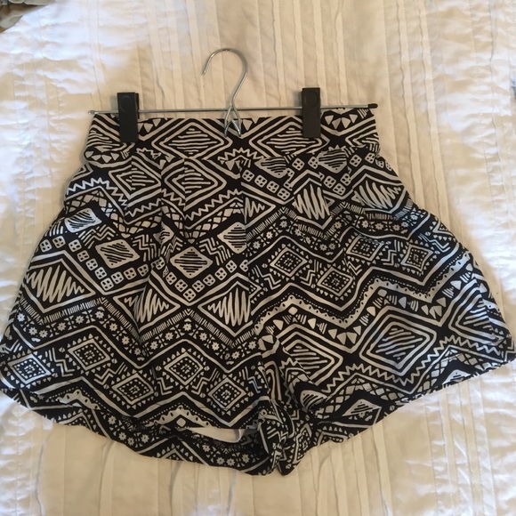 Black and white shorts - Picture 1 of 2