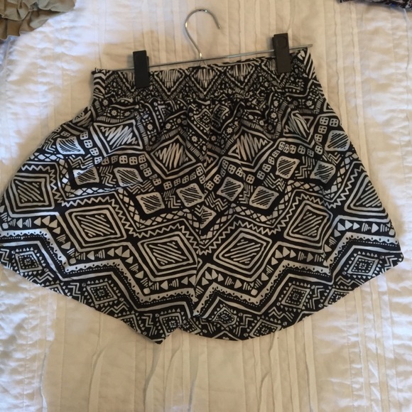 Black and white shorts - Picture 2 of 2