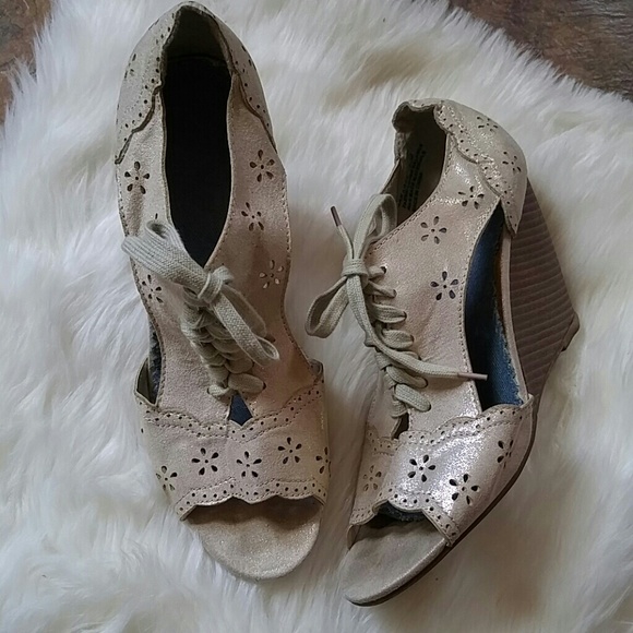🌺🌺SOLD🌺🌺Sassy Wedges💋 - Picture 2 of 4