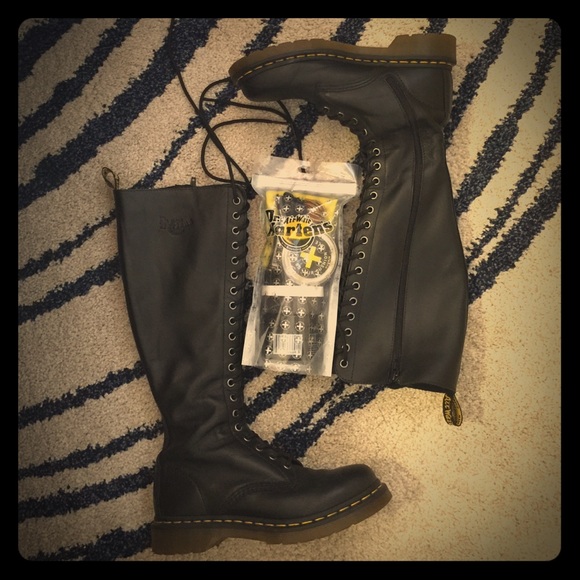 20hole classic black Authentic Dr. Marten Boot