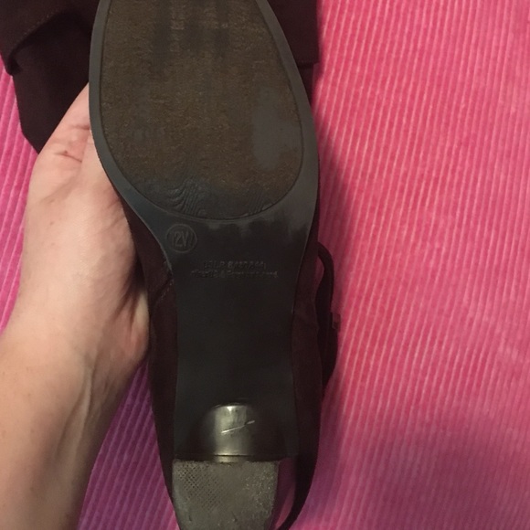 Zip up brown suede heeled boots - Picture 2 of 4