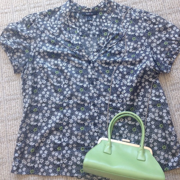 (Not too) girly button down blouse - Picture 2 of 3