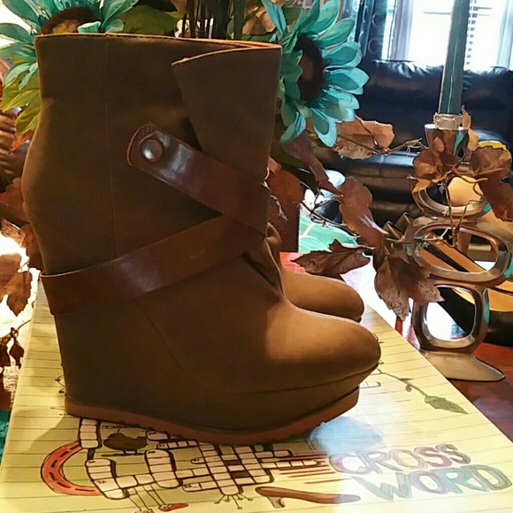 Olive color boots never wore