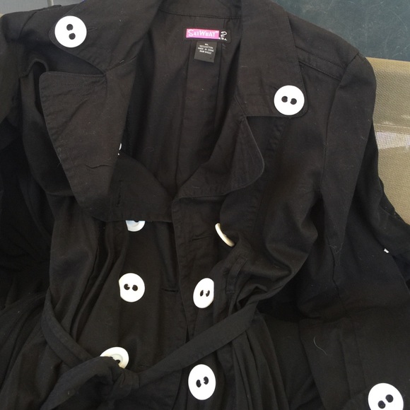 Large white button trench