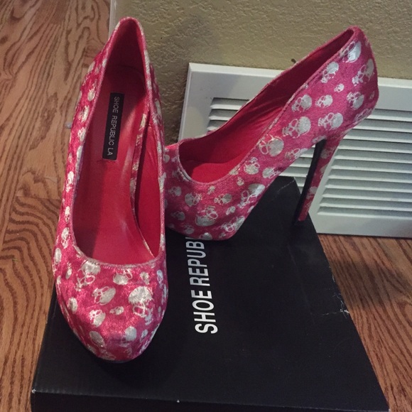 Shoe Republica pink skull print 4" high heels