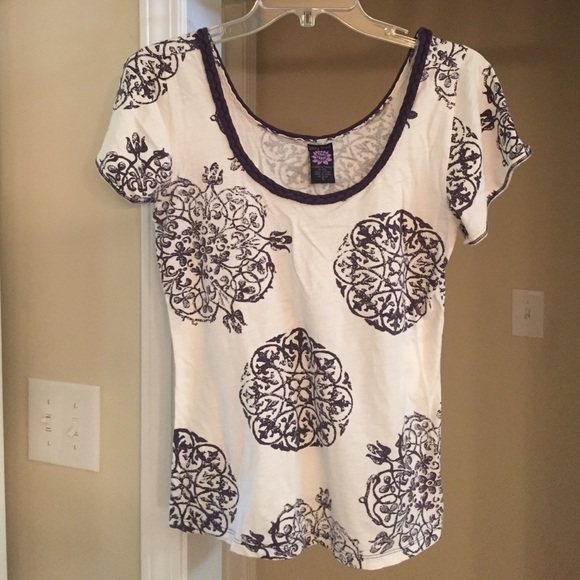 Short sleeve purple and white top