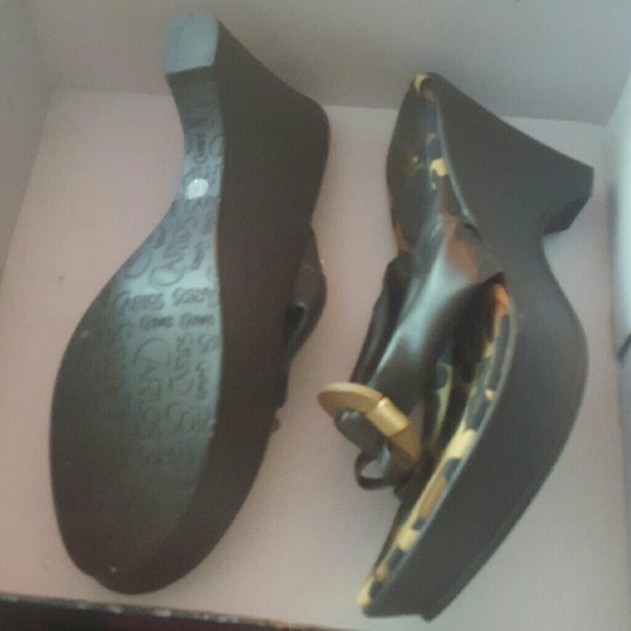 New Cute wedge Brown slip ons 7.5 Carlos brand - Picture 3 of 3