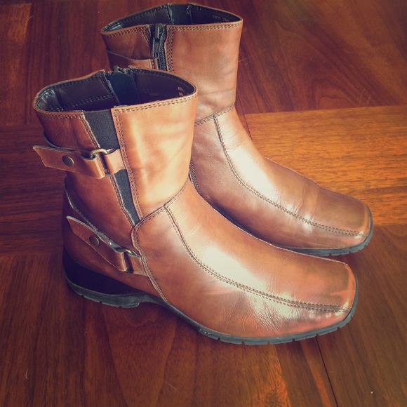 Clarks Shoes - 💥1 HOUR SALE💥 Clarks brown ankle boots