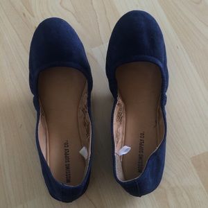 Form-fitting flats.