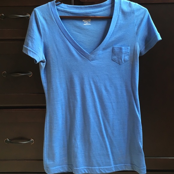 Mossimo boyfriend v neck tee: light blue