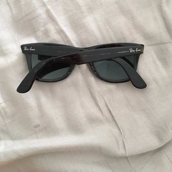 Original Wayfarer Classic RayBan in tortoise