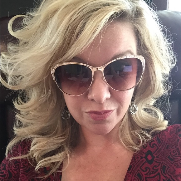 Meet your Posher, April - Picture 8 of 8