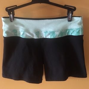 Lululemon sz 6 groove shorts