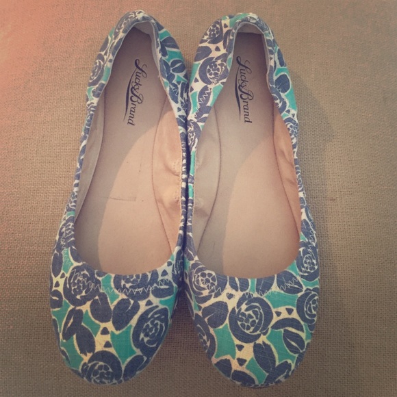 Lucky flower flats