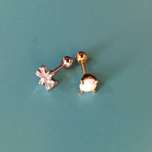 Snowflake & Syn Opal Travis and Cartilage earring.
