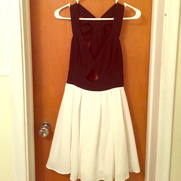 Keyhole dress with bow
