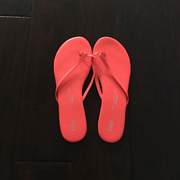 GAP leather flip flops