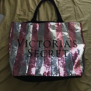 HUGE VS TOTE SEQUINS