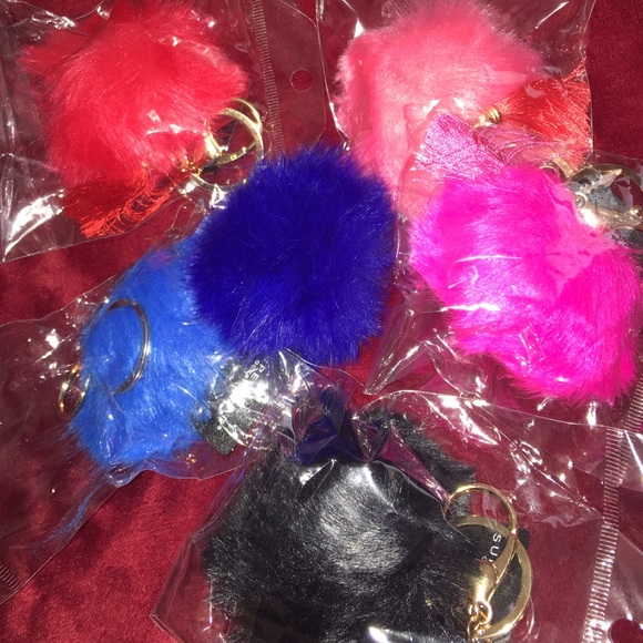 Small key chain /clip Pom Poms. Faux fur - Picture 3 of 4