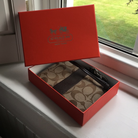 Coach Wristlet - Picture 3 of 4