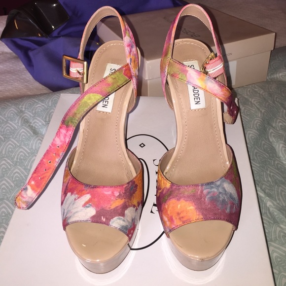 Steve Madden Floral Pumps - Picture 2 of 5