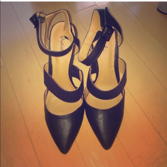 Strappy pointy pumps