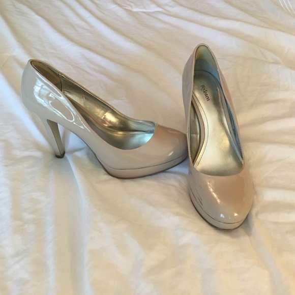 Nude pumps