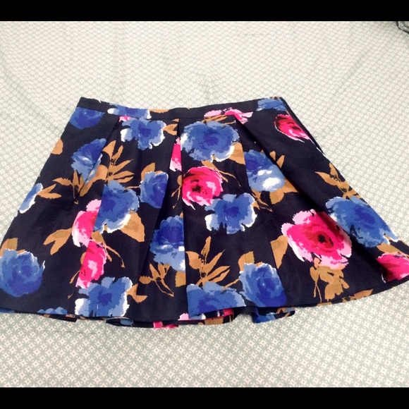 F21 Pleated Floral Skirt - Picture 1 of 2