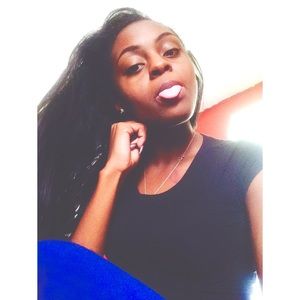 Meet your Posher, Tee