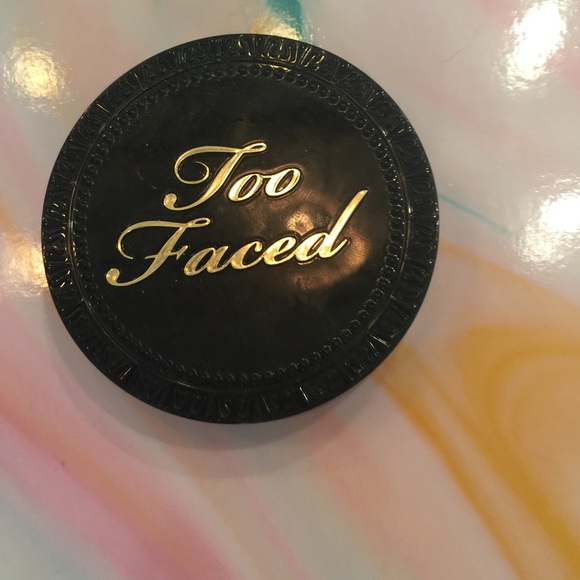 TOOFACED POWDERED FOUNDATION IN LIGHT MEDIUM