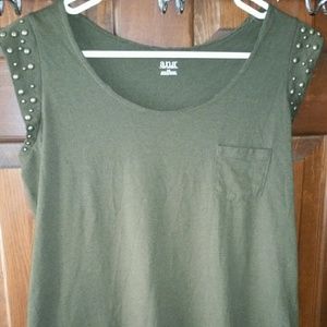 Tshirt with embellishments on the sleeves