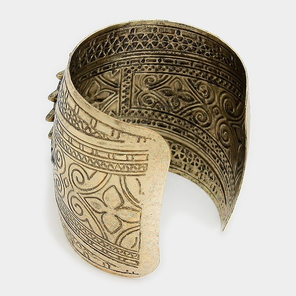 Wide tribal metal cuff bracelet - Picture 2 of 2