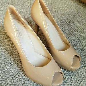 Nude Nine West peep toe pumps