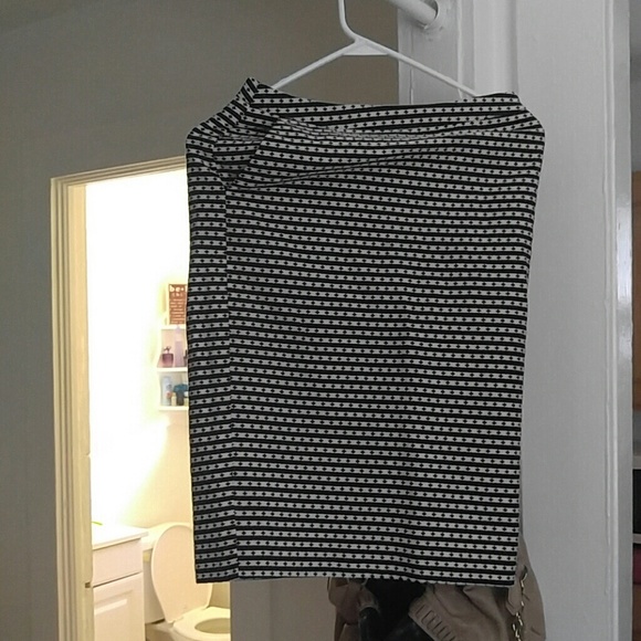 Pencil black and white skirt