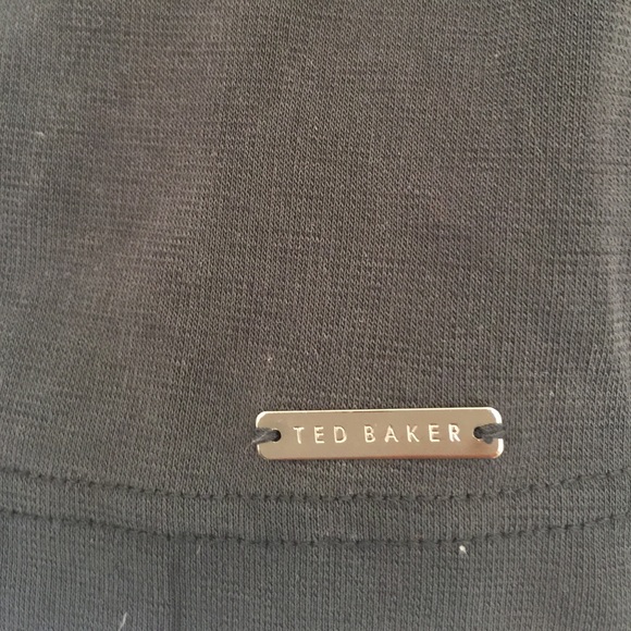 Black V-Neck Long Sleeve Tee - Picture 3 of 4