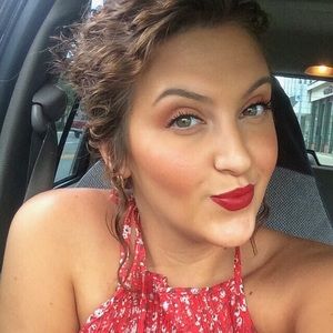 Meet your Posher, Olivia