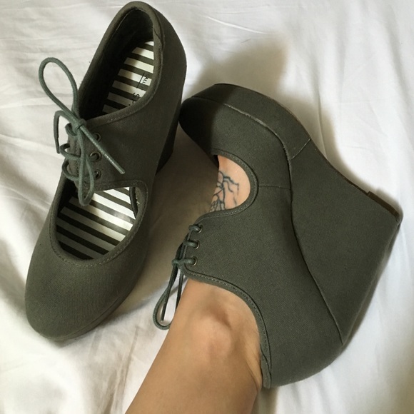 Call it Spring- Tie up wedges!!