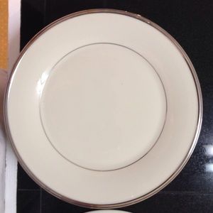 Lenox Solitaire 9 china dinner plate(s).