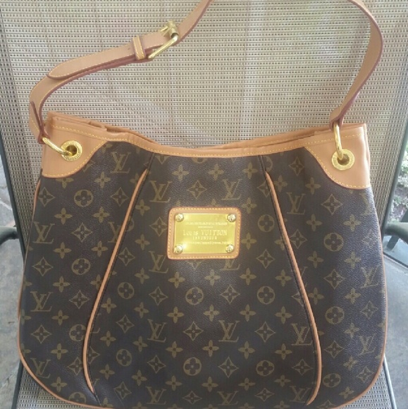 1 HOUR SALE Louis V. monogram shoulder bag
