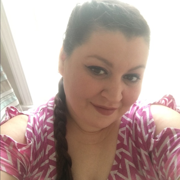 Meet your Posher, Stephanie - Picture 2 of 3